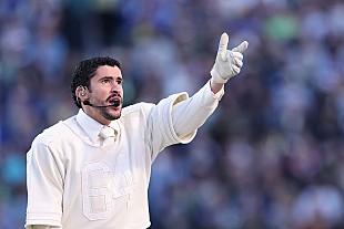 「【第60回NFLスーパーボウル】バッド・バニー、ハーフタイム・ショーのジャージに刻んだ64の特別な意味とは？」