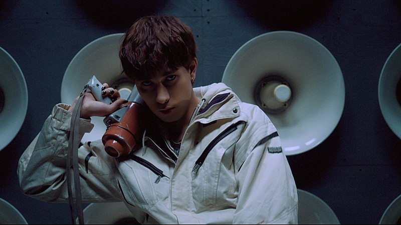 「SUPER★DRAGON、AIに支配される社会への不満を「Break off」MVで描く」1枚目/5