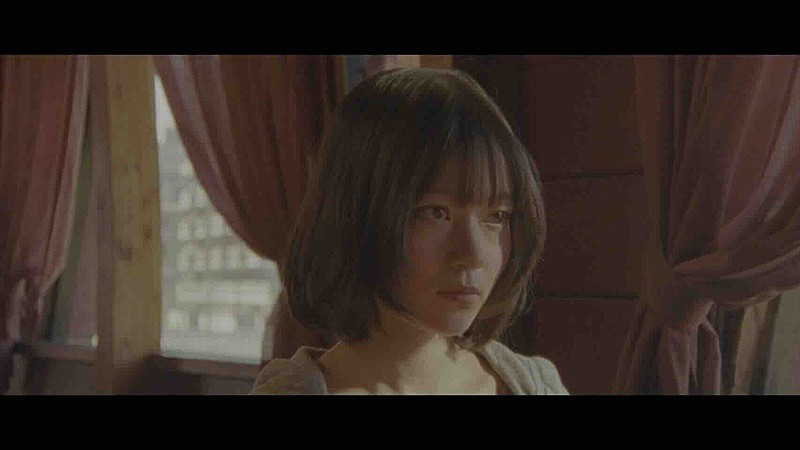 「さとうもか、別れを告げる側の葛藤を描いた逆失恋ソング「喫茶ドエル」MVに店員役で出演」1枚目/3