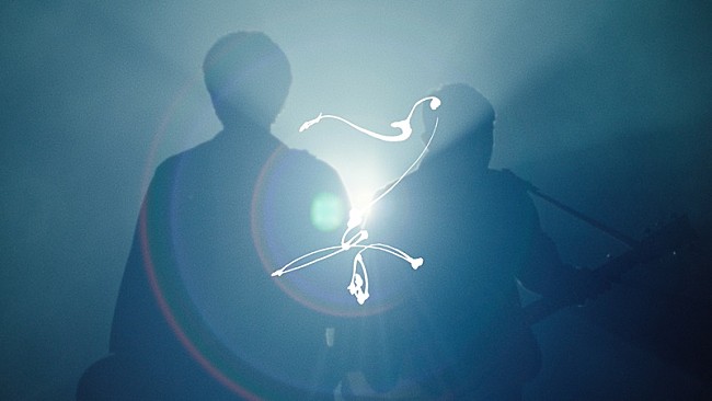 「ゆず、様々な光に包まれながらアコギをかき鳴らす「心音」MV公開」1枚目/3