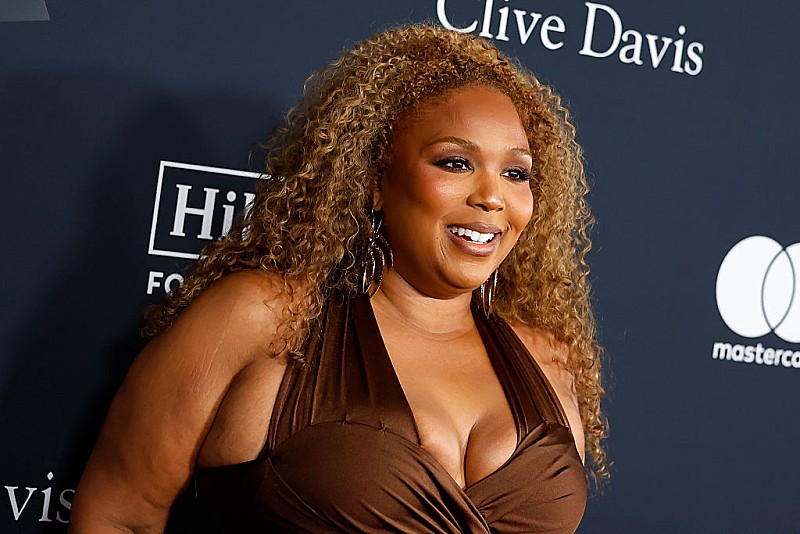 「リゾ、ハリー・スタイルズよりもうまくこなせることを明かす「ごめんね、ハリー！」」1枚目/1