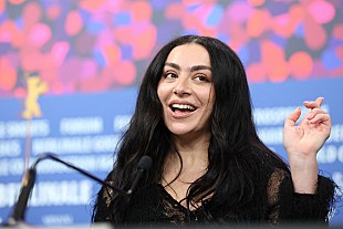 「チャーリーxcx、デイヴ・グロールの「Apple」ダンスに反応 」