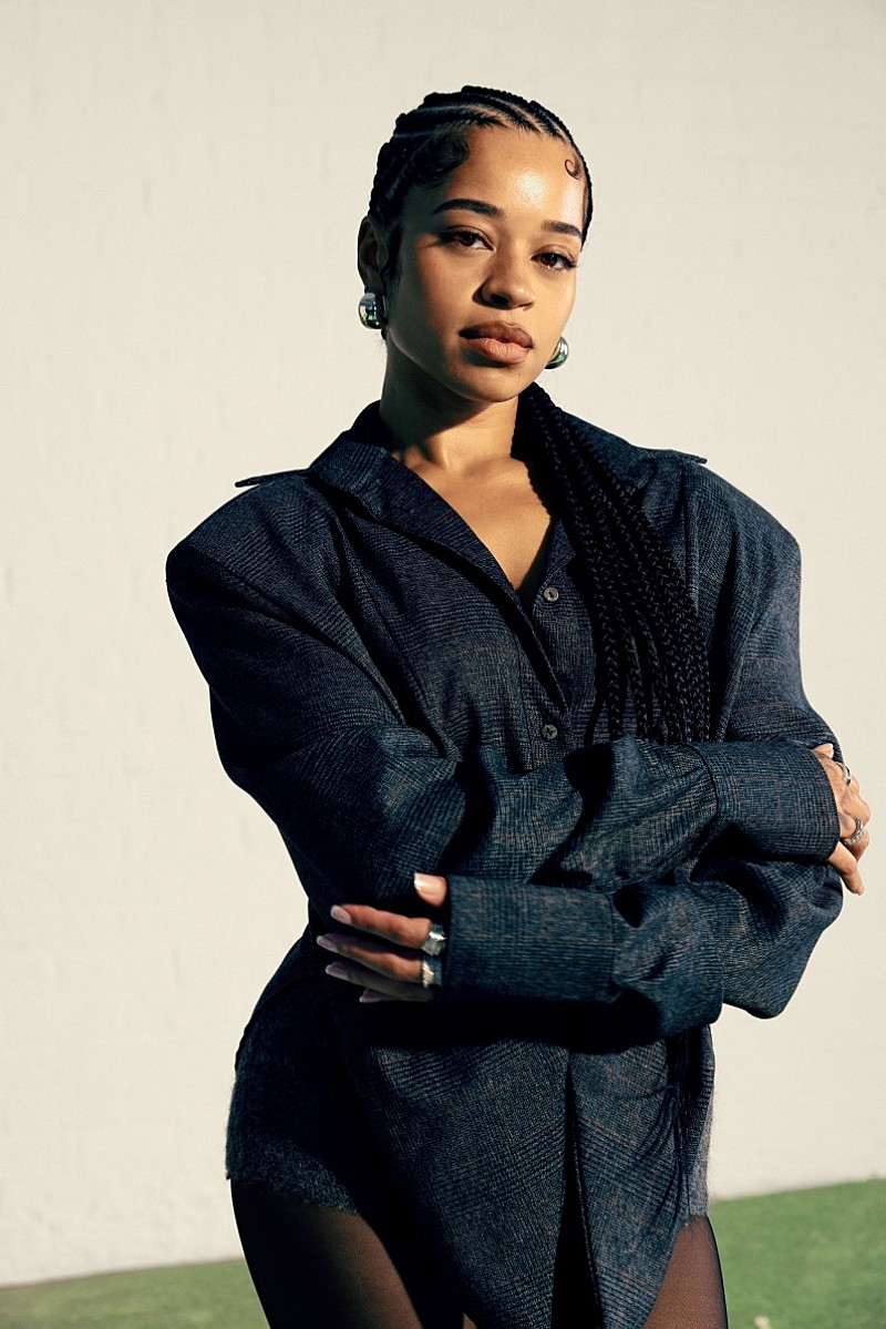 「【GREENROOM FESTIVAL'26】出演エラ・メイ、最新ALより「100」の和訳付きMV公開」1枚目/2