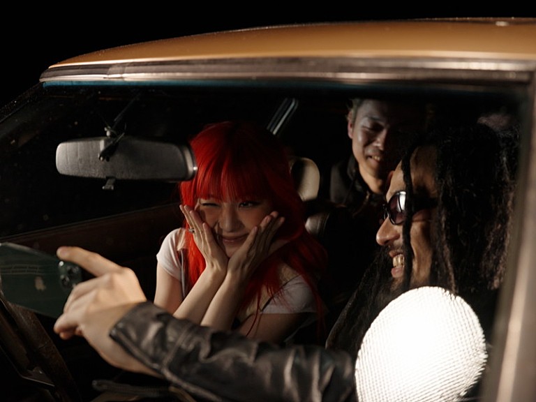 a子「a子、様々な姿を捉えた「Turn It Up」MVビハインド映像を公開」