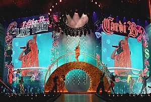 カーディ・B「カーディ・B、米ヒューストン公演でミーガン・ザ・スタリオンがサプライズ登場し「WAP」披露」