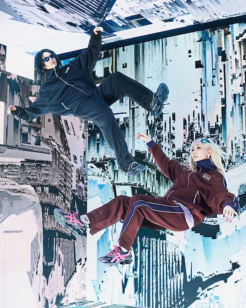 「YOASOBI×ASICSのコラボアイテム、抽選販売の詳細発表」1枚目/4