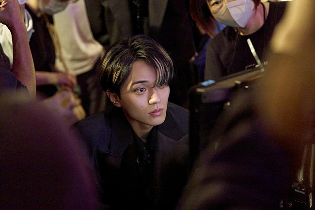 「永瀬廉×吉川愛W主演映画『鬼の花嫁』、撮影現場の様子を切り取ったメイキング写真が公開」1枚目/6