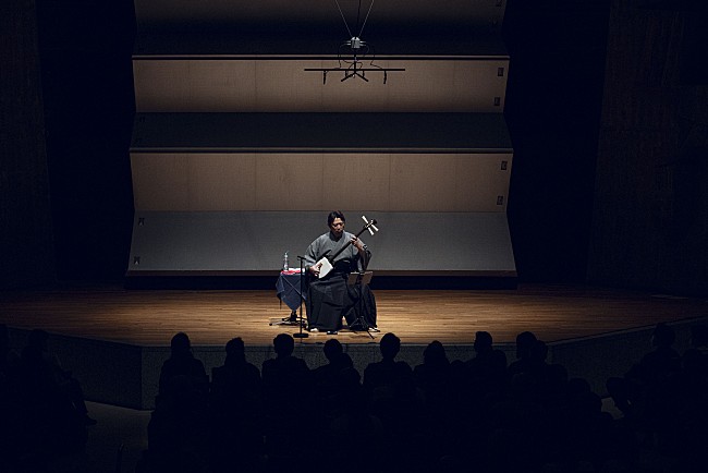 「＜ライブレポート＞上妻宏光がソロデビュー25周年ツアー東京公演で魅せた三味線の真髄　浅野祥＆チョン・ジェイルと共演」1枚目/6