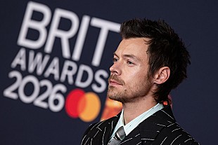 「ハリー・スタイルズ、クィアベイティング疑惑に言及し『SNL』モノローグでベン・マーシャルにキス」