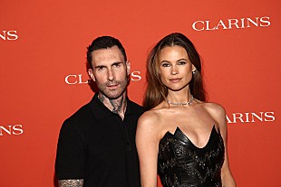 「マルーン5のアダム・レヴィーン、結婚式で妻のために歌った“ヘビー級チャンピオン”な楽曲を明かす」