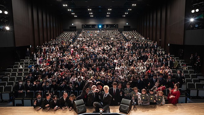 「MON7Aが同世代の卒業式をサプライズ訪問、ドキュメンタリー映像公開」1枚目/3