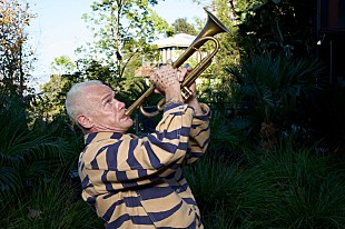 「レッチリのフリー、初のソロアルバム『オノラ』をリリース　トム・ヨークや二ック・ケイヴも参加」