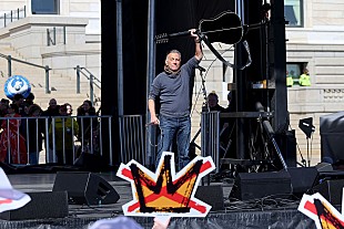 「ブルース・スプリングスティーン、【ノー・キングス】集会で「Streets of Minneapolis」を披露」