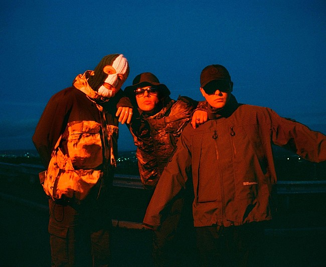 「ニーキャップ、ニューAL『フェニアン』よりタイトル曲のシュールなMV解禁」1枚目/2