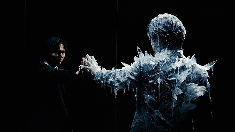 「Novelbright、アニメ『氷の城壁』OP曲「透明」MV公開　光によって歪んだ空間や氷の世界を表現」1枚目/2