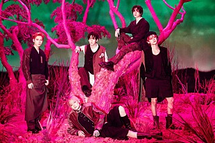 「TOMORROW X TOGETHER、コンセプトフォト「ANXIETY」で“自分だけのバランス”表現」