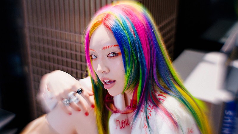 「ちゃんみな、“超巨大パンケーキ”型のステージで「FLIP FLAP」パフォーマンスするMV公開」1枚目/4