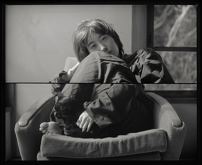 「角銅真実、アニメ『クジマ歌えば家ほろろ』EDテーマ「ほろろ逍遥」MV公開」1枚目/3