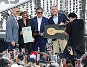 「ブルーノ・マーズ、米ラスベガスで【ザ・ロマンティック・ツアー】開幕＆ザ・ストリップの鍵を授与」1枚目/1