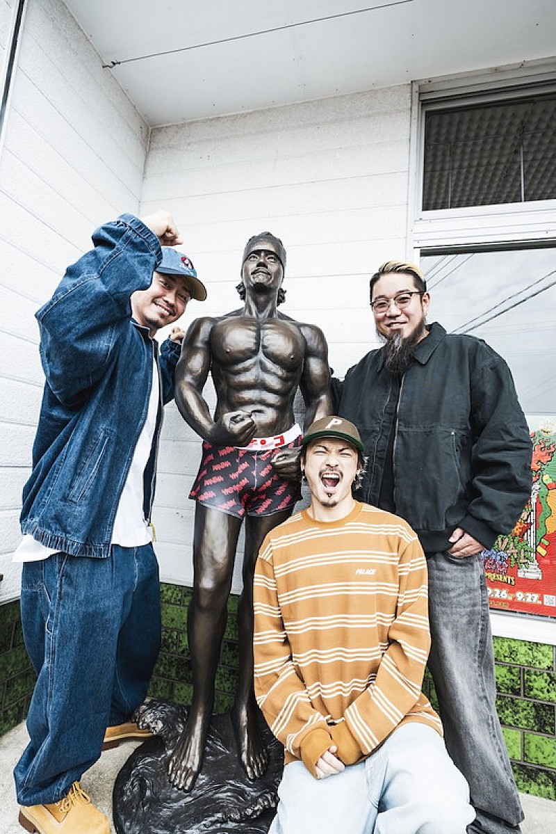 「WANIMA、ギタリスト・KO-SHINの肉体美を模った銅像の除幕式に登場」1枚目/5