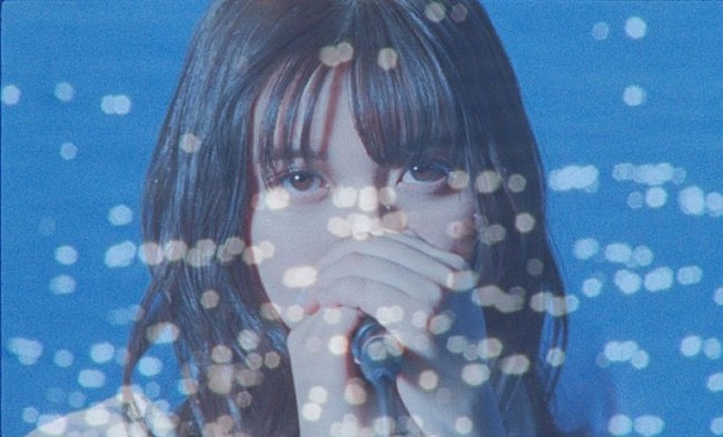 「adieu（上白石萌歌）、EP『adieu 5』より「ブルーアワー」MV公開＆「泣いてしまいそう」先行配信へ」1枚目/6