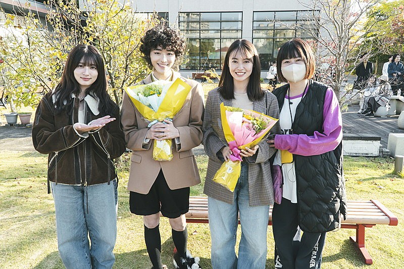 「田辺桃子と谷原七音のクランクアップ写真」4枚目/4