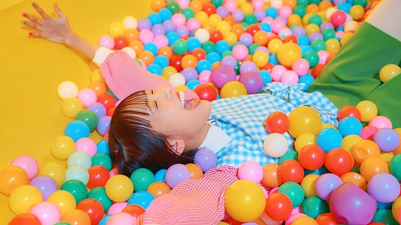 「スピラ・スピカ、TVアニメ『黒猫と魔女の教室』EDテーマの新曲「ちゅーんあっぷ☆」MV公開」1枚目/6