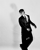 「ザ・キッド・ラロイ、ハイパーポップな新曲「I CONDEMN」のモノクロMV公開」1枚目/2