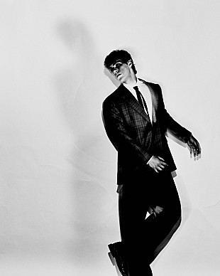 「ザ・キッド・ラロイ、ハイパーポップな新曲「I CONDEMN」のモノクロMV公開」