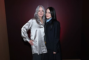 「【コーチェラ2026】ビリー・アイリッシュ、ジャスティン・ビーバーが曲を捧げたことに母が感謝「本当に心を打たれる瞬間の一つ」」