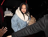 「リアーナ、娘ロッキとの雑誌撮影の舞台裏を公開「ハイファッション・ベイビーは誰？」」1枚目/1