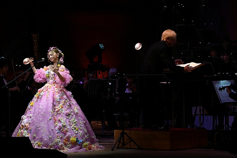 「＜ライブレポート＞倉木麻衣、3年ぶりのシンフォニックコンサート　最新曲から洋楽カバーまで、フルオーケストラと溶け合う繊細な歌で観客を魅了」1枚目/5