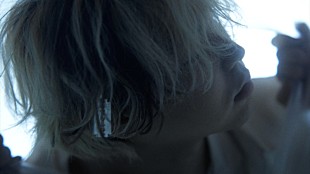 「秋山黄色、生きる事にもがく心象風景を「DO NOT DISTURB」MVで可視化」