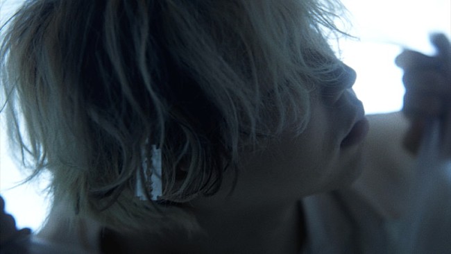 「秋山黄色、生きる事にもがく心象風景を「DO NOT DISTURB」MVで可視化」1枚目/3