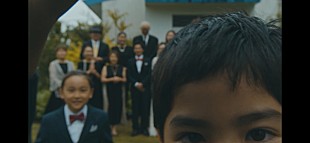「森山直太朗、奄美大島で育つ男の子たちの物語を「愛々」MVで描く」