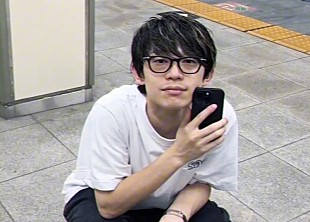 「川崎鷹也、弾き語り楽曲「90℃」MVはオフショットで構成」