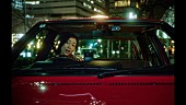 「宇多田ヒカル、新曲「パッパパラダイス」MVでタクシードライバーに扮する」1枚目/4