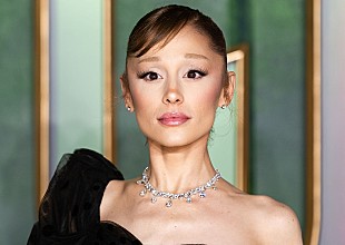 「アリアナ・グランデ、最新ツアーリハ映像とともに『デンジャラス・ウーマン』10周年を祝う」
