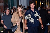 「トラヴィス・ケルシー、テイラー・スウィフトと一緒にいると“より男らしくなれる”と明かす」1枚目/1