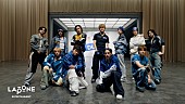 「INI、遊び心をまじえながらダンスを楽しむ「DUM」パフォーマンス映像を公開」1枚目/2