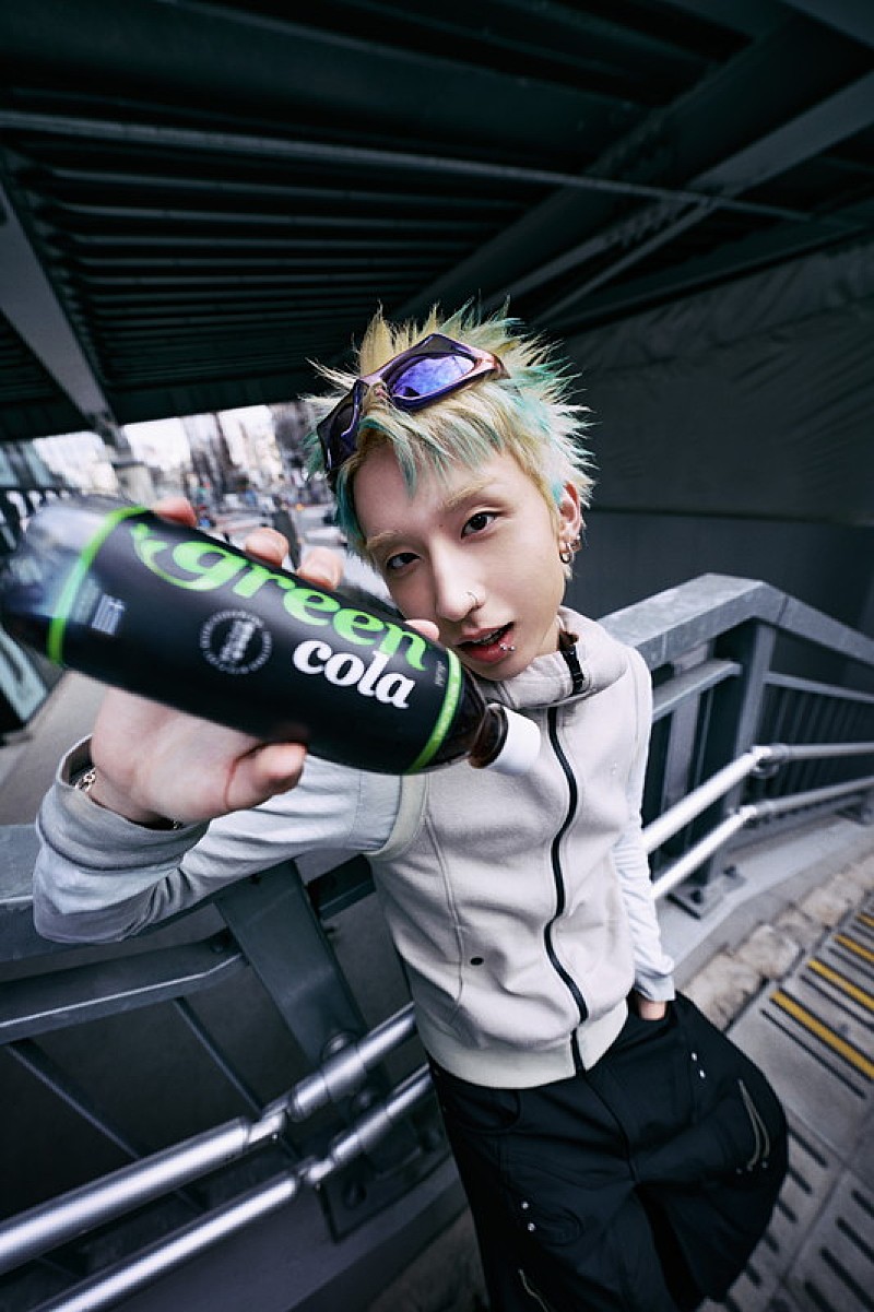 「MON7A、髪色をグリーンに染めてアサヒ飲料『green cola』WEB CMに登場」1枚目/4