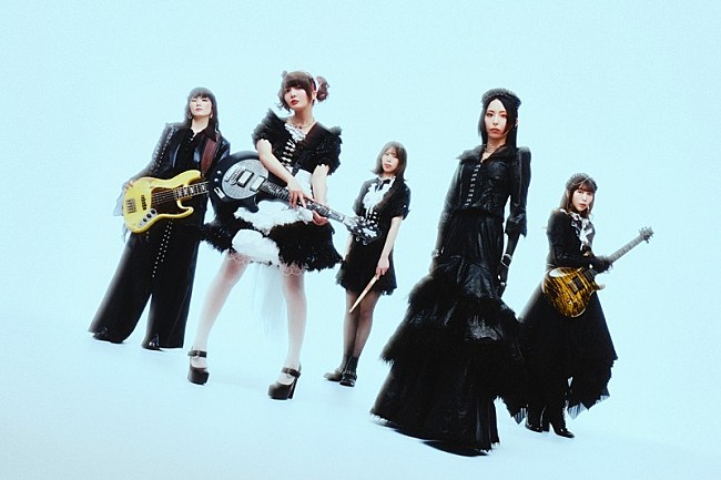 「BAND-MAID、“メイドの日”にニューSG『ENERGETIC』リリースをサプライズ発表」1枚目/3