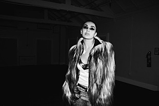 「チャーリーxcx、新章を告げる「Rock Music」をMVとともに公開」