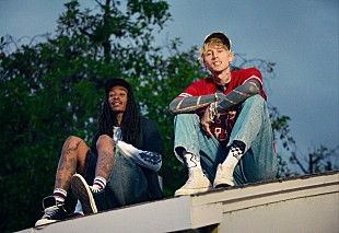 「mgk、夏の訪れを感じさせるウィズ・カリファとのニュー・シングル「girl next door」発表＆ドラマ仕立てのMV公開」