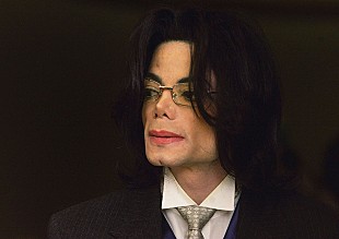 「故マイケル・ジャクソン、Netlixが2005年児童性的虐待裁判を追う3部構成ドキュメンタリー・シリーズを配信へ」