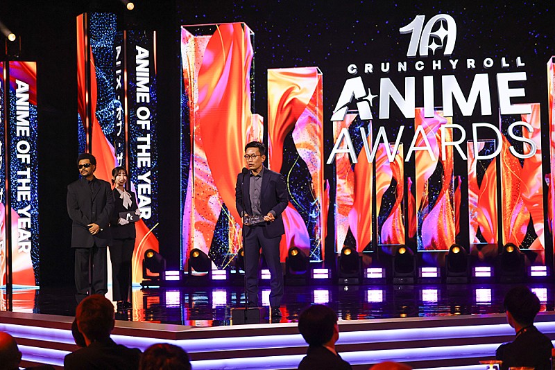 「【クランチロール・アニメアワード2026】＜アニメ・オブ・ザ・イヤー＞受賞作『ヒロアカ』にザ・ウィークエンドがトロフィー授与、＜最優秀アニソン賞＞は米津玄師「IRIS OUT」」1枚目/15