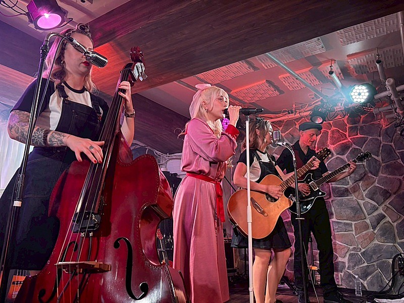 「The Biscats、新曲「よそ見はNO！」をライブ初披露　ドイツのロカビリーバンドとの2マンライブのレポート到着」1枚目/10