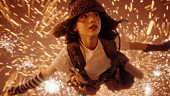 「Vaundy、自身が監督／出口夏希が出演する「イデアが溢れて眠れない」MVで“頭の中のカオス”を表現」1枚目/4