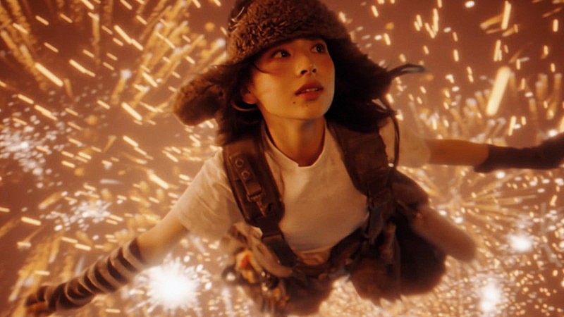 「Vaundy、自身が監督／出口夏希が出演する「イデアが溢れて眠れない」MVで“頭の中のカオス”を表現」1枚目/4