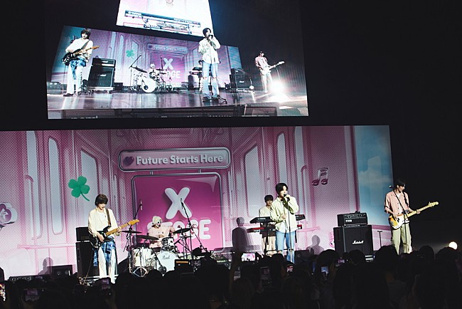 「＜レポート＞日韓合同バンドhrtz.wav、唯一無二の個性を発揮した【KCON JAPAN 2026】初ステージ」1枚目/14